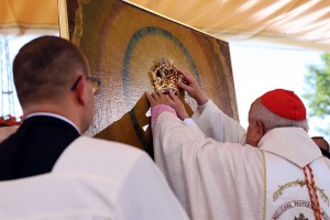 kardynał dziwisz nakłada koronę na obraz matki boskiej kodeńskiej